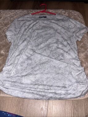 Vera Wang Heathered Light Gray Short Sleeve Top